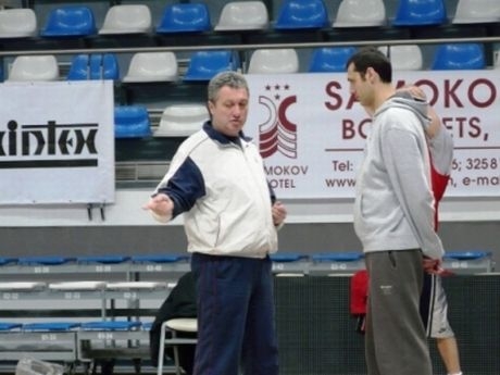 Изгониха Абукар, Докузовски е с готов багаж