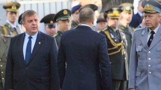 Каракачанов препоръча на колегите си по-често да ходят на военни празници