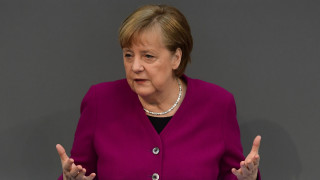 Канцлерът на Германия Ангела Меркел защити решението на правителството й