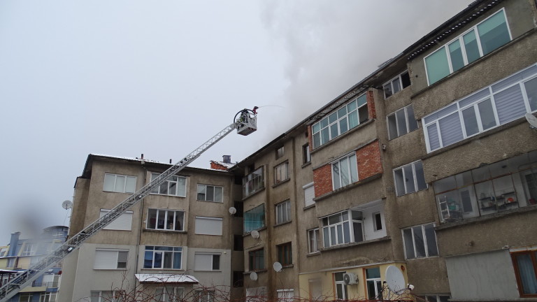 Пожар в блок вдигна на крак огнеборците в Пловдив