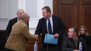 Не може 20 души с мотики сопи и брадви да