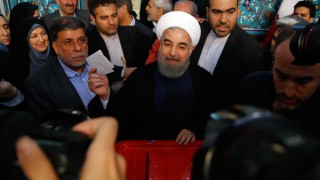 Рохани печели президентските избори в Иран