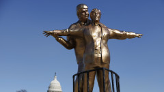 Статуя на Тръмп и Епстийн, прегърнати в позата от "Титаник", се появи пред Капитолия