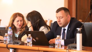 Дебатите по време на заседанието на Комисията по правни въпроси