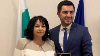 Българският енергиен министър Теменужка Петкова разговаря с македонския икономически министър