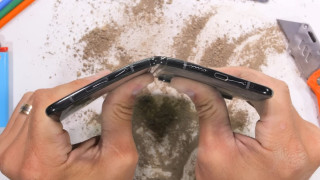 Първият Samsung Galaxy Fold имаше известни проблеми със здравината и