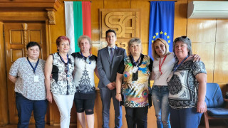 Подаръчна кутия с близо половин килограм накити от скъпоценни метали е