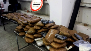 Митничари откриха близо 57 кг марихуана в двоен под на микробус на поляци