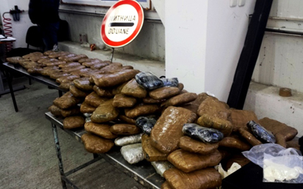 Митничари откриха близо 57 кг марихуана в двоен под на микробус на поляци