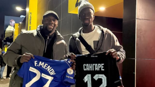 Футболистът на Левски Мустафа Сангаре се възползва от паузата в