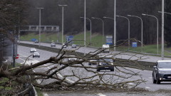 Бурята "Арвен" остави двама загинали във Великобритания, над 100 хил. домакинства останаха без ток