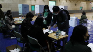 Парламентарните избори в Южнa Kорея започнаха в сряда при строги