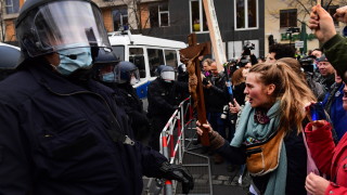 Няколко хиляди души удрящи тенджери и надуващи свирки се събраха