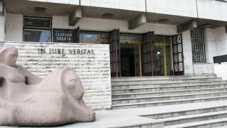 Удължиха ареста на тираджия, ударил полицай с щанга