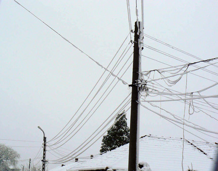 Редица селища без ток заради обледени и скъсани от мокрия сняг проводници