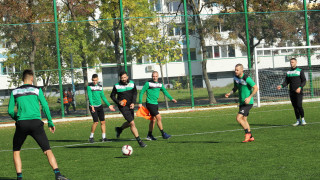 С група от 18 футболисти отборът на Нефтохимик замина за