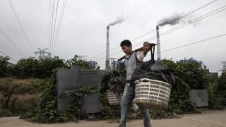 Китай праща 300 000 млади безработни на село
