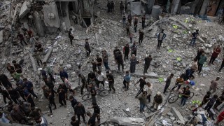 Тълпа от гладуващи палестинци нахлу в склад за хранителни стоки