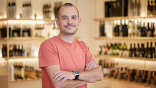 На малка тиха улица в София има място което ухае