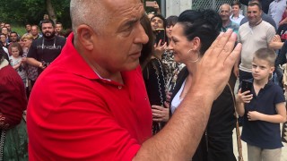 Седмица след евроизборите премиерът Бойко Борисов лично шофирайки джип качи