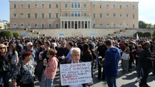 Парламентът в Гърция прие спорните реформи които позволяват 13 часови работни