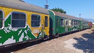 Теснолинейката Септември Добринище с нова визия съобщава БДЖ Влакът по теснолинейката
