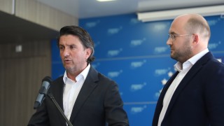 Общинският съветник Мирослав Боршош говори пред медиите след срещата между