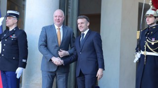 Премиерът в оставка Росен Желязков пристигна в Париж където ще