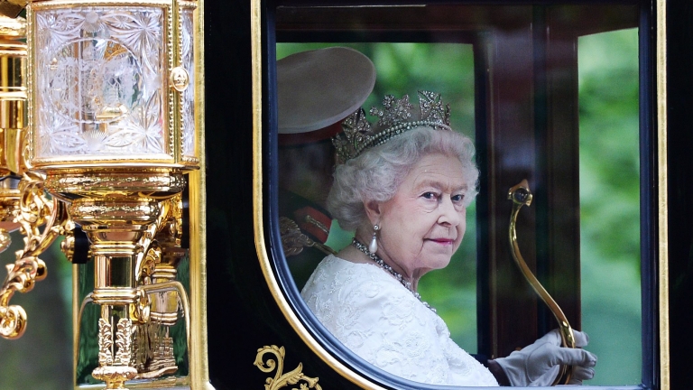 Топовни салюти за 65 г. на британския трон на кралица Елизабет II