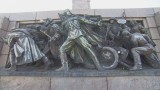  Поляха с багра и моторно масло Паметника на руската войска в София 
