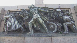 Поляха с боя и моторно масло Паметника на съветската армия в София