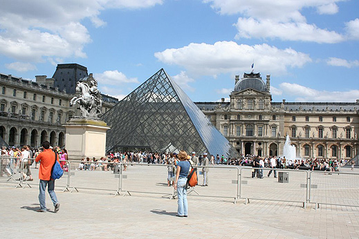 Рускиня "атакува" с чаша Мона Лиза в Лувъра