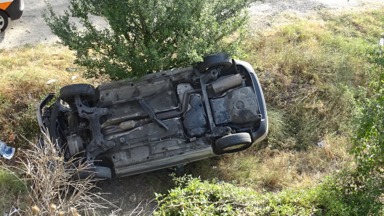 Кола на социалния патронаж падна по таван от мост край Самоков