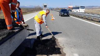 Заведенията недоумяват защо пътищата към курортите се ремонтират в разгара на сезона