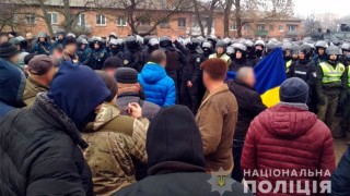 Украинци гонят с камъни евакуирани от Китай свои съграждани