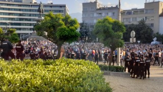 Стотици се събраха пред парламента на протест в подкрепа на