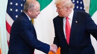 Президентът на САЩ Доналд Тръмп приветства ирландския премиер Майкъл Мартин