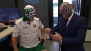 Христо Стоичков изхвърли телефона на кечиста Рей Мистериосо (СНИМКИ)