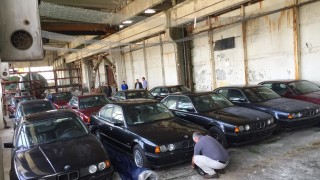 Историята с 11-те BMW-та от 90-те в хале край Благоевград