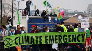 Полицията в Лондон е арестувала повече от 100 екозащитници от