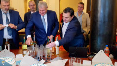 СДС отпразнува Христовата си възраст с торта и бяло вино в парламента