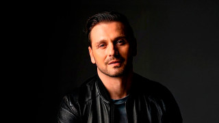 Годината е 2005 г Отвсякъде се чува Бай Мангау и