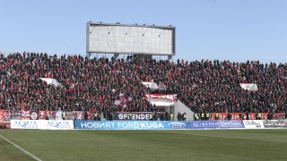 Дербито Левски ЦСКА започна по традиция с ефекти от