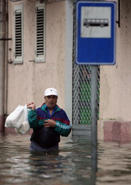 Наводненията в Босна и Сърбия може да излязат по-скъпо и от войната