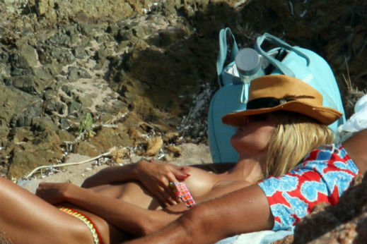 Хайди Клум се пече топлес в Сардиния (СНИМКИ)