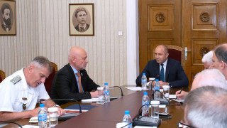 Президентът Румен Радев проведе среща с министъра на отбраната Тодор