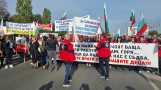 Работници от Лукойл Нефтохим Бургас излязоха на протест Стотици служители
