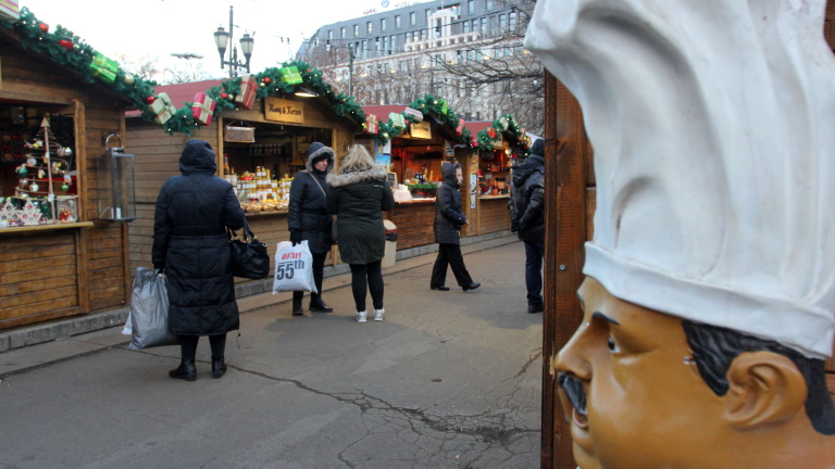 Коледните базари в София без маси за консумация