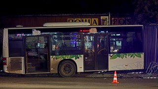 Автобус на градския транспорт навлезе в насрещното платно и предизвика