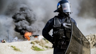 Размирици между 200 мигранти с железни пръти в Кале, Франция 